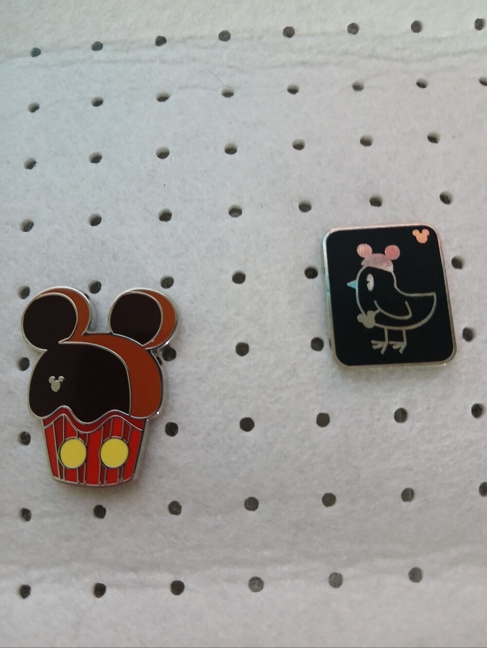 DISNEY COLLECTOR PINS SET OF 2 AS SHOWN